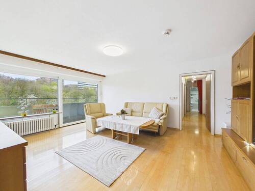 Wohnzimmer - Investoren aufgepasst: Vermietete 3-Zimmer-Wohnung mit Balkon & Perspektive