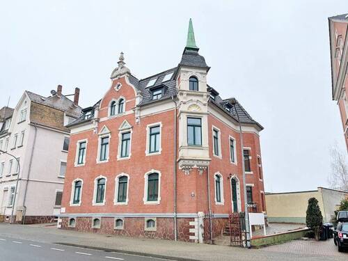 Hausansicht vorn - Charmante 2-Zimmer-Wohnung im Erdgeschoss eines gepflegten Mehrfamilienhause - nahe Bahnhof