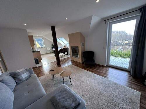 Dachgeschosswohnung - Wohnbereich mit Zugang zum Balkon - 