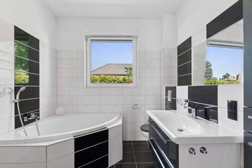 Badezimmer mit Badewannne - Bungalow mit 98,00 m&sup2; in Berlin zum Kaufen