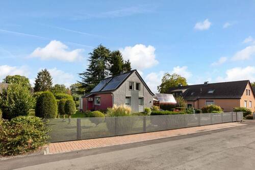 Hausansicht vorne - 6 Zimmer Einfamilienhaus zum Kaufen in Krefeld