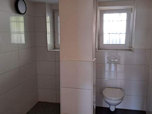 Duschbad und WC - 