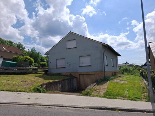 Straßenansicht / Südansicht - 6 Zimmer Einfamilienhaus zum Kaufen in Höxter / Lüchtringen