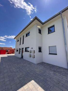 Hauseingang seitlich - Etagenwohnung mit 123,40 m&sup2; in Reimlingen zum Kaufen