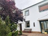 Hausansicht - Naturnah wohnen am Petersberg – Einfamilienhaus mit Kamin, Terrasse, Garten und Garage!