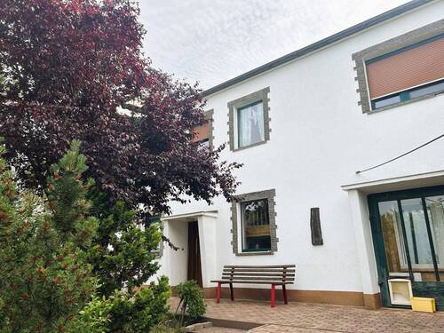 Hausansicht - Naturnah wohnen am Petersberg – Einfamilienhaus mit Kamin, Terrasse, Garten und Garage!
