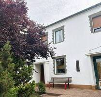 Naturnah wohnen am Petersberg – Einfamilienhaus mit Kamin, Terrasse, Garten und Garage!