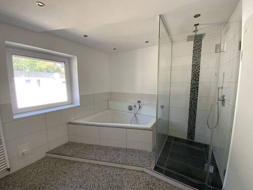 Badezimmer (Wohnung OG) - 