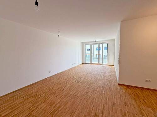 Helles Wohnzimmer mit Balkonzugang - 3 Zimmer Etagenwohnung zum Kaufen in Markt Schwaben