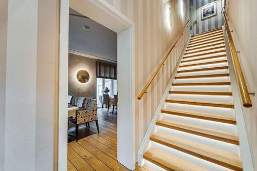 Treppenhaus zur Hoteletage mit Blick in die Lounge - 