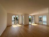 Wohnzimmer mit Zutritt zum West-Balkon - BEZUSGFERTIG - Helle und hochwertig ausgestattete 3-Zi.-Neubauwohnung mit zwei Balkonen