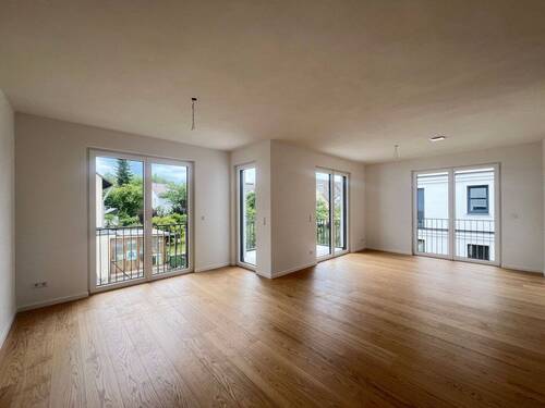 Wohnzimmer mit Zutritt zum West-Balkon - BEZUSGFERTIG - Helle und hochwertig ausgestattete 3-Zi.-Neubauwohnung mit zwei Balkonen