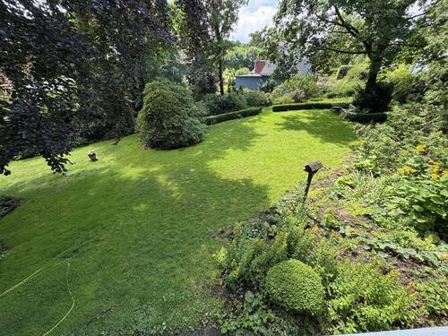 Blick von der Terrasse auf den Garten - 