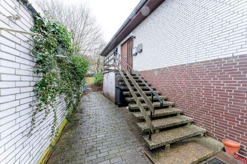 Hauseingang - 9 Zimmer Mehrfamilienhaus, Wohnhaus zum Kaufen in Diekholzen