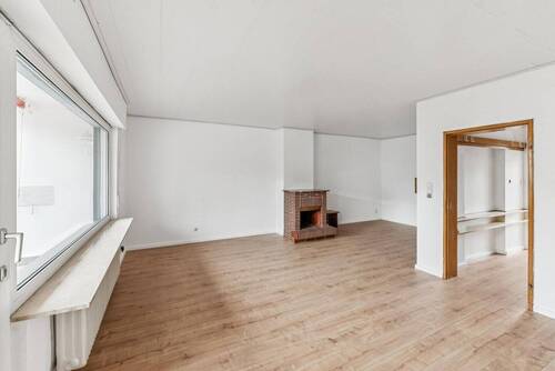 Das helle Wohnzimmer ohne Möbe - 5 Zimmer Reihenmittelhaus zum Kaufen in Bad Soden