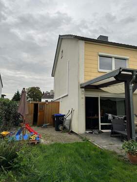 Gartenhaus an der Garagenrückseite - 4 Zimmer Einfamilienhaus in Mönchengladbach