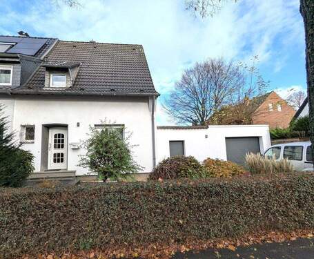 Staßenansicht - Klein, aber mein: Modernisiertes Einfamilienhaus mit Garten und Garage in Grevenbroich
