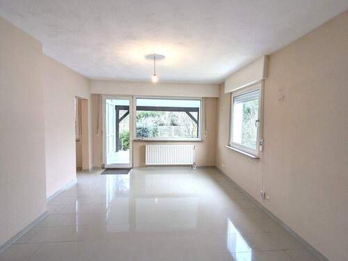 Wohnbereich mit Zugang auf die Terrasse - 4 Zimmer Doppelhaushälfte in Grevenbroich