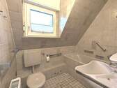 Badezimmer im Dachgeschoss - 