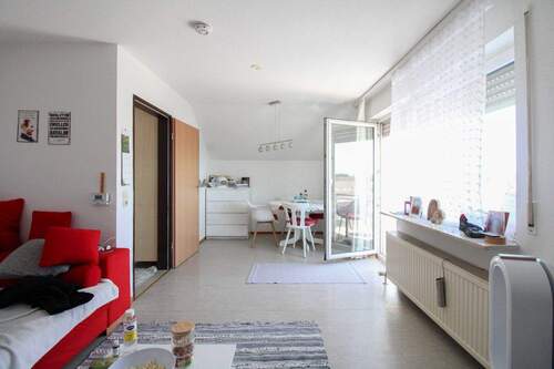 Wohnzimmer - Attraktive 3-Zimmer-Wohnung in Welzheim mit sonnigem Ost-Balkon