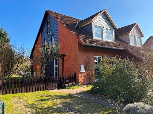 Straßenansicht Fassade - Für Eigennutzer! Bezugsfreie Doppelhaushälfte mit PKW-Stellplatz in ruhiger Wohnlage von Schwerin-Friedrichsthal