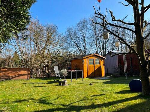 Blick in den Garten - 4 Zimmer Doppelhaushälfte zum Kaufen in Schwerin