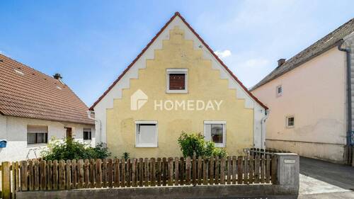 Außenansicht 2 - Solides Einfamilienhaus mit 4 Zimmern, Kamin, Garage & Garten wartet auf neue Ideen