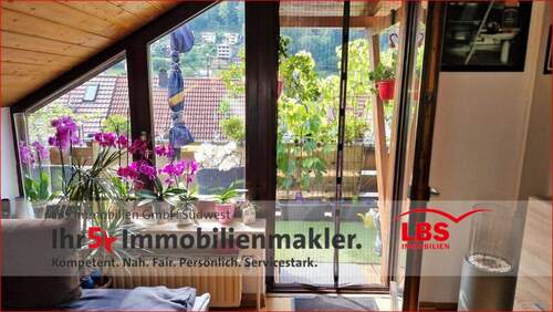 Wohnbereich und Balkon - 3 Zimmer-Wohnung mit Galerie in Bad Wildbad