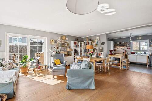 offener Wohnbereich mit Blick zur Küche - 