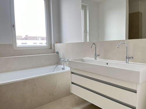 Bad mit Wanne - 