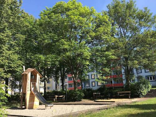 Spielplatz für Ihre Kinder - 3-Raum-Familienwohnung sucht Sie ... SpielPLATZ im Innenhof