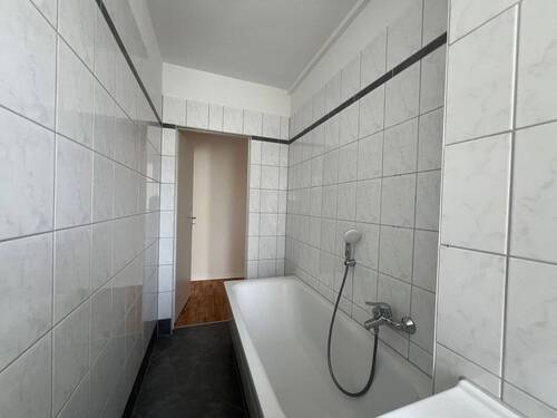 Wannenbad Blick - 3 Zimmer Etagenwohnung zur Miete in Chemnitz