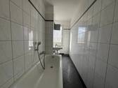 Wannenbad mit Fenster - 