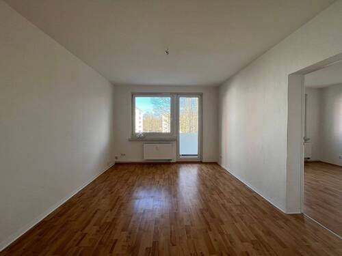 Wohnzimmer Blick Balkon - 