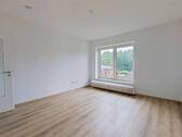 Ansicht I: Wohn- und Esszimmer - Erstbezug nach Sanierung: Helle 3-Zimmer-Wohnung mit EBK und WANNENBAD