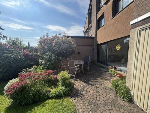 Terrasse und Rückansicht - 4 Zimmer Doppelhaushälfte in Krefeld