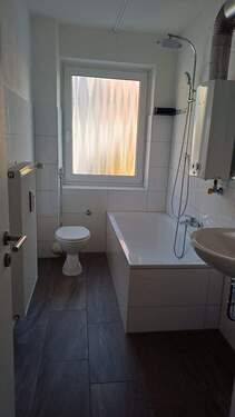Bad mit Wanne u. Fenster.jpg - 