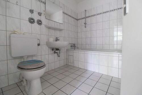 Badezimmer 2.OG Mitte rechts - 