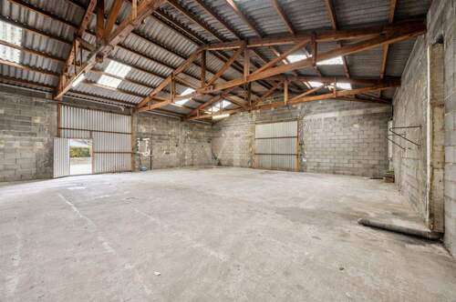 große Maschinen- oder Lagerhalle - 