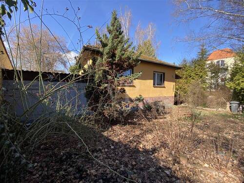 Blick aufs Grundstück mit Nachbarbebauung - Grundstück zum Kaufen in Berlin / Pankow