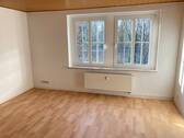 Wohnzimmer - Große 3RW mit Dusche... - 325,00&nbsp;EUR Kaltmiete, ca.&nbsp; 64,90&nbsp;m&sup2;&nbsp;Wohnfl&auml;che