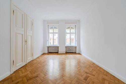 Bild 1 - Stilvoller Altbau in Toplage Berlin: 4-Zimmer-Erdgeschosswohnung im Vorderhaus - Provisionsfrei
