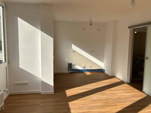 Wohnzimmer mit Zugang zur Kochnische - 