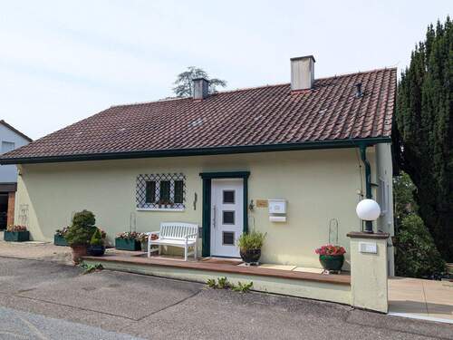 Fassade Ostseite/Eingang - Klassiker mit Flexibilität, Ruhe & viel Platz