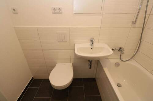 Beispiel Bad mit Wanne - 4 Zimmer Etagenwohnung zur Miete in Freiberg