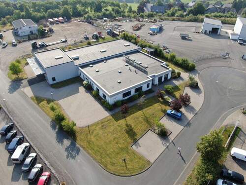 Luftaufnahme - Moderne Produktions- und Lagerhalle mit Bürofläche in Erndtebrück-Schameder