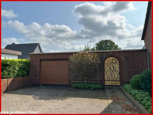 Garage und Durchgang zum Garten - 
