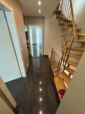 28 Flur OG und Treppe zum DG - 