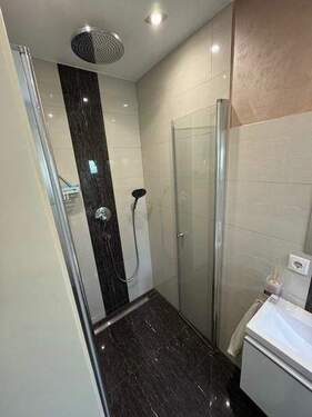 8 Gäste WC mit barrierefreier Dusche - Doppelhaushälfte mit 187,00 m&sup2; in Ludwigshafen zum Kaufen