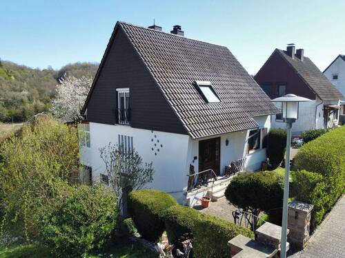 Straßenansicht - Freistehendes Einfamilienhaus in sehr gutem Zustand